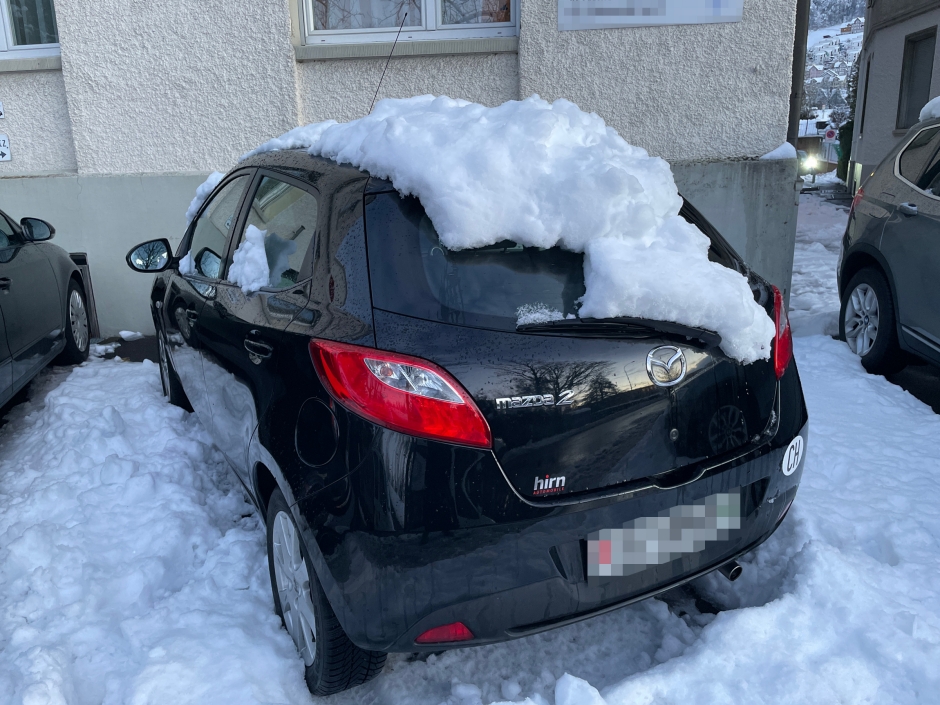 Besch&auml;digtes Fahrzeug durch Dachlawine